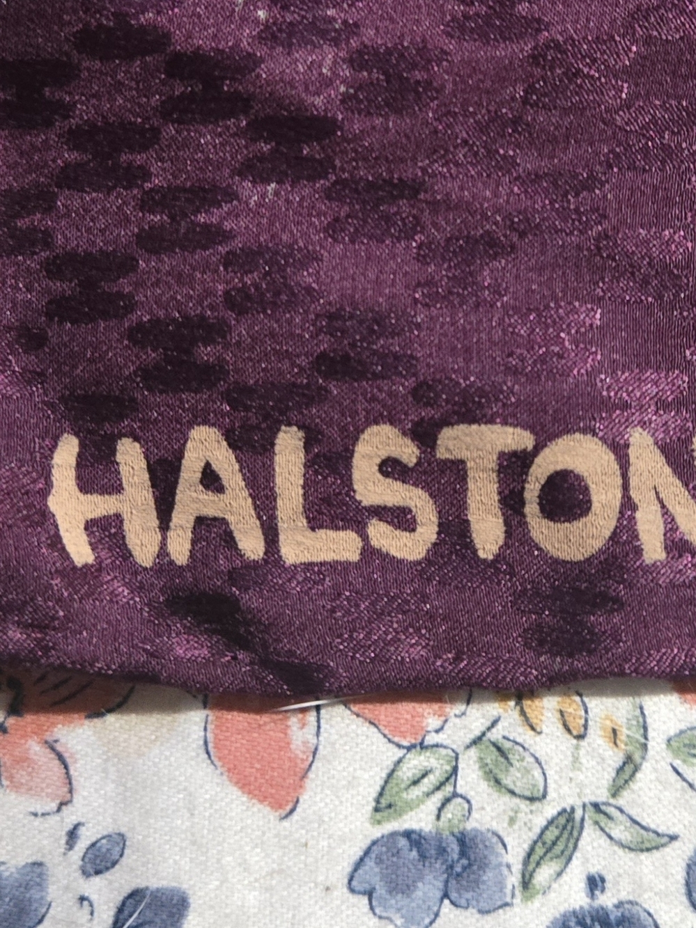 1970's Vintage Halston 100% silk, made in Italy. - Picture 2 of 3
